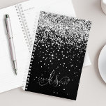 Agenda Glam Black Silver Purpurina Monograma Nombre<br><div class="desc">Purpurina Glam Black Silver Elegant Monogram Planner Fácilmente personaliza este moderno diseño de moda con un elegante purpurina brillante de plata sobre un fondo negro. El diseño incluye su monograma manuscrito con giros de bonito y nombre.</div>