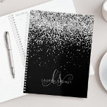 Agenda Glam Black Silver Purpurina Monograma Nombre<br><div class="desc">Purpurina Glam Black Silver Elegant Monogram Planner Fácilmente personaliza este moderno diseño de moda con un elegante purpurina brillante de plata sobre un fondo negro. El diseño incluye su monograma manuscrito con giros de bonito y nombre.</div>