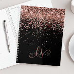 Agenda Glam Rosa Purpurina Oro Elegante Monograma<br><div class="desc">Purpurina Glam Rosa Gold Elegant Monogram Planner Fácilmente personaliza este moderno diseño de planificación de moda con un elegante purpurina rosa brillante de oro sobre un fondo negro. El diseño incluye su monograma manuscrito con giros de bonito y nombre.</div>