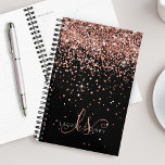 Agenda Glam Rosa Purpurina Oro Elegante Monograma<br><div class="desc">Purpurina Glam Rosa Gold Elegant Monogram Planner Fácilmente personaliza este moderno diseño de planificación de moda con un elegante purpurina rosa brillante de oro sobre un fondo negro. El diseño incluye su monograma manuscrito con giros de bonito y nombre.</div>