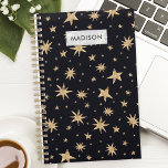 Agenda Gold Stars Black Sky Trendy Starry<br><div class="desc">Manténgase organizado con estilo celestial utilizando nuestro Starry Planner de moda Gold Stars Black Sky. Este elegante planificador presenta un diseño de moda con estrellas doradas diseminadas por un cielo negro, perfecto para seguir el ritmo de su horario, tareas y objetivos. Personalizar con tu nombre o un mensaje especial para...</div>