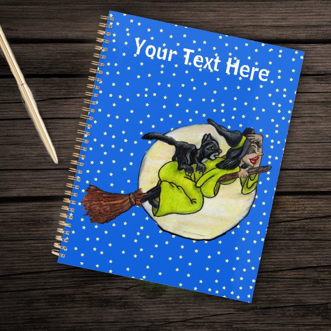 Agenda Gorra de brujas volando en la habitación con la lu (Cute witch black cat flying on broom past full moon stars on dark blue planner.)