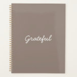 Agenda Gracioso beige greige personalizado guión casual l<br><div class="desc">Gracioso gris beige y personalizado blanco informal caligrafía de escritura manuscrita minimalista moderna simple y elegante gratitud Planner. Personalizable de texto blanco sobre fondo de color beige claro y sólido. Puede personalizar con su nombre,  monograma,  iniciales,  año o texto personalizado.</div>