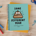 Agenda Gracioso Crap Mismo 2024<br><div class="desc">Funny planificador 2024 con un bonito fondo verde azulado,  un triste gráfico vectorial de poo personalizado,  el dicho "el mismo año de mierda diferente",  tu nombre y el año.</div>