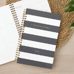Agenda Gris y franja blanca personalizados<br><div class="desc">El planner personalizado de la moda presenta rayas amplias grises y blancas con su nombre o monograma en elegantes letras blancas. Personalice este elegante diseño gris y blanco con el año en la parte inferior.</div>