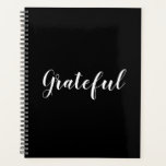 Agenda Guión blanco negro grato personalizado moderno ele<br><div class="desc">Gratificante escritura personalizado blanco y negro caligrafía texto moderno lindo y elegante gratitud Planner. Personalizable de texto blanco sobre fondo de color sólido plano negro. Los colores son editables. Puedes elegir dejarla tal como está, o personalizarla con tu nombre, iniciales, año, etc diario de bienestar, diario de gratitud diario, diario...</div>