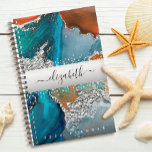 Agenda Guión de color turquesa plateado color de agua de<br><div class="desc">Una banda de Relieve metalizado plateado brillante y falsa con el nombre de la tipografía de su guión se impone sobre un fondo acuático naranja rico, plateado, azul turquesa y amarillo en esta moda, elegante, moderno y personalizado nombre planificador anual. Personaliza con tu nombre. Este planificador viene en dos tamaños:...</div>