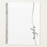 Agenda Guión de firma elegante y negro<br><div class="desc">Moderno planificador minimalista personalizado para su regreso al regalo escolar. La moderna firma de las gafas presenta un elegante y encantador tipo de letra de caligrafía negra alineado a la izquierda con glamorosas colas decorativas. Puede personalizar el fondo blanco sólido a su color favorito. Puede haber algunos nombres cortos o...</div>