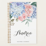 Agenda Guión de hidrángulos azules y rosas rosadas<br><div class="desc">Planner elegante y femenino con ramo de flores acuáticas de hortensias azules y rosas rosas rosas rubias con acentos verdes. Este planificador floral será perfecto como un regalo personalizado. Personalice agregando nombres y otros detalles.</div>