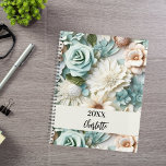 Agenda Guión de nombre de florales de crema verde y turbi<br><div class="desc">Un patrón floral polvoriento de color verde y crema. Personaliza y agrega un año (cualquier año) y tu nombre. El nombre está escrito con un guión moderno de estilo con letras a mano</div>