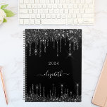 Agenda Guión de nombre de goteo negro 2025<br><div class="desc">Un fondo negro clásico decorado con goteos. Personalice y agregue un año y un nombre. El nombre está escrito con escritura de estilo moderno con letras a mano con toques. Para que los cambios sólo eliminen el nombre del ejemplo, deje los espacios o la emoji delante y después del nombre....</div>