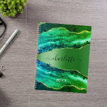 Agenda Guión de nombre de mármol de ágata verde esmeralda<br><div class="desc">Agate verde esmeralda,  impresión de piedra de mármol como fondo Personaliza y agrega tu nombre. El nombre está escrito con una escritura de estilo con letras a mano moderna.</div>