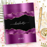 Agenda Guión de nombre de mármol de agate negro de ciruel<br><div class="desc">Purple,  blum,  oro y agate negro,  impresión de piedra de mármol como fondo Personaliza y agrega tu nombre. El nombre está escrito con una escritura de estilo con letras a mano moderna.</div>