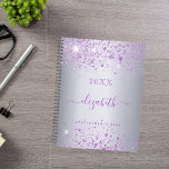Agenda Guión de nombre de purpurina púrpura plateado<br><div class="desc">Un fondo falso plateado decorado con un purpurina falso morado. Personaliza y agrega tu nombre. El nombre está escrito con un guión moderno de estilo con letras a mano con toques. Para que los cambios sólo eliminen el nombre del ejemplo, deje los espacios o la emoji delante y después del...</div>