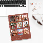 Agenda Guión de nombre de terracota de collage de fotos f<br><div class="desc">Haz tu propio collage de fotos de familia como regalo para tu madre, esposa o para ti mismo. ¡Usa cuatro, nueve de tus fotos favoritas de tu familia, amigos, destino de viaje de ensueño o mascota! Personalice y agregue un nombre y un año. El nombre está escrito con una escritura...</div>