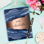 Agenda Guión de nombre dorado del rosa de mármol azul aga<br><div class="desc">Una ágata dorada azul oscuro y rosa,  impresión de piedra de mármol como fondo Personaliza y añade tu nombre. El nombre está escrito con una escritura de estilo con letras a mano moderna.</div>