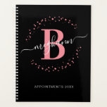Agenda Guión de nombre negro rosado moderno monogramado<br><div class="desc">Moderno, moderno, moderno, elegante, de color rosa y negro, blanco, monograma inicial personalizado de escritura de nombre monogramado monogramatizado personalizado planificador de salón de belleza. Con un primer monograma y un guión de nombre ondulado en una caligrafía con letras a mano, el tamaño de la letra cruz y el marco...</div>