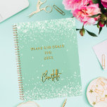 Agenda Guión de nombre verde sabio 2026<br><div class="desc">Un fondo verde sabio decorado con confeti. Personalice y agregue un nombre. El nombre está escrito con un gran guión escrito a mano,  estilo de firma. Perfecto para la escuela,  el trabajo o la organización de su vida personal/familiar.</div>