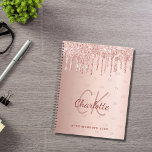 Agenda Guión monograma de goteo de oro Rosa 2025<br><div class="desc">Un fondo dorado rosa con elegantes goteos de oro en rosa,  pinturas de goteo. Personalice y agregue sus iniciales de monograma,  nombre y título/año 20xx (o cualquier año) Sus iniciales de monograma como patrón en el fondo.</div>