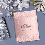 Agenda Guión monograma de purpurina rosa de Rubor para el<br><div class="desc">Un fondo rosado de aspecto metálico con un polvo falso purpurina. Personalice y añada sus iniciales de monograma,  nombre y título/año (cualquier año) Sus iniciales de monograma como patrón en el fondo.</div>