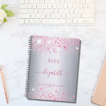 Agenda Guión monograma del nombre del purpurina rosado pl<br><div class="desc">Un falso fondo metálico plateado decorado con un polvo falso purpurina rosado. Personaliza y agrega tu nombre. El nombre está escrito con un guión moderno de estilo con letras a mano con toques. Para que los cambios sólo eliminen el nombre del ejemplo, deje los espacios o la emoji delante y...</div>