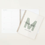 Agenda Guión monograma moderno con estilo de moda<br><div class="desc">Manténgase organizado con estilo con este elegante planificador que incluye un monograma suave verde "M" y su nombre en un guión delicado. Diseñado para la productividad con un toque personal, este planificador ofrece espacio para metas, horarios y listas de tareas pendientes, todo envuelto en una cubierta limpia y minimalista. Perfecto...</div>