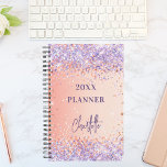 Agenda Guión rosa violeta purpurina naranja 2025<br><div class="desc">Un fondo de gradiente dorado rosa y naranja. Decorada con oro rosa y brillantes purpurinas falsos de color violeta y lavanda. Personalice y agregue un título y un nombre. El nombre está escrito con un guión moderno,  aspecto de firma.</div>