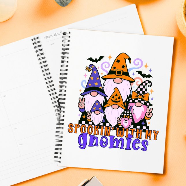 Agenda Hablando con mis genomas: Amigos retro de Hallowee (Get festive with spookin' with my gnomies — a Halloween friends design full of humor and charm.)