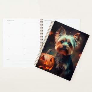 Agenda Halloween Yorkshire Terrier con calabazas temerosa