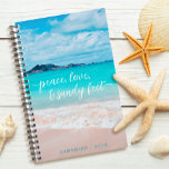 Agenda Hawaii Foto de playa tropical Paz Amar pies de are<br><div class="desc">"Paz, amor y pies arenosos". Recuerde el fresco olor a sal del aire del océano cada vez que utilice esta impresionante foto de un océano azul turquesa y una playa de arena, nombre personalizado de un planificador anual. Un gráfico patrón de icono del sol azul claro sobrepone el azul turquesa...</div>
