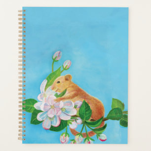 Agenda Hazel Dormouse en una rama floreciente