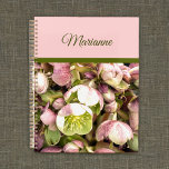 Agenda Hellebore rosa y oliva personalizado de bonito<br><div class="desc">El diseño de este bonito monogramado incluye hellebore rosa y verde (a veces llamado hellebores o heliabore) con un bloque de color rosa bordeado por olivos. El nombre de su destinatario o de su destinatario está escrito en una letra de guión en olivo en el bloque de color rosa. El...</div>