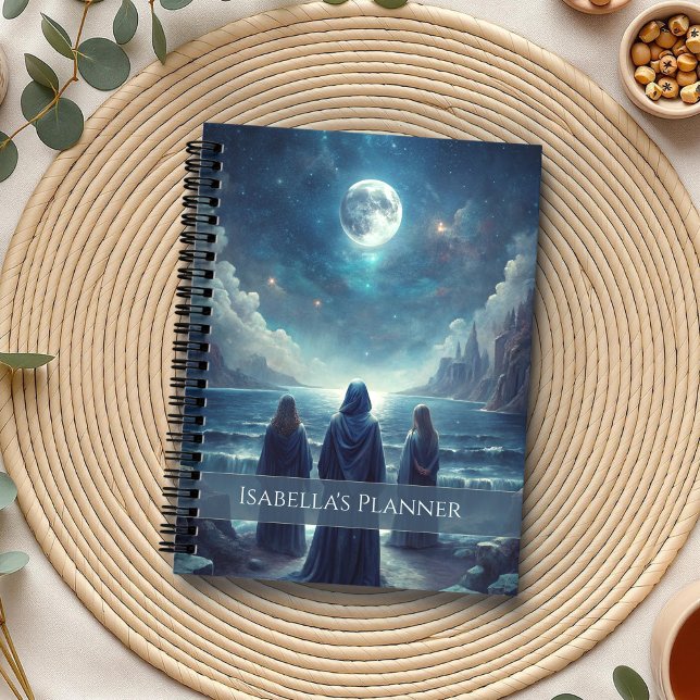 Agenda Hermanas de la luna - Bruja lunar mística mística (Moon Sisters - Mystical Lunar Witch Planner on a boho table with botanicals and a cup of tea)