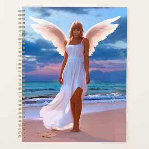 Agenda Hermosas mujeres con alas de ángel en una playa