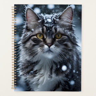 Agenda Hermoso gato gris de Tabby en la nieve