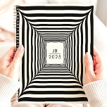 Agenda Ilusión óptica franjas en blanco y negro 2025<br><div class="desc">Organízate e hipnotizate con este único planificador con un diseño óptico de ilusión con audaces rayas blancas y negras. Personalízalo con tus iniciales y el año 2025 para un aspecto moderno y llamativo. Este planificador es perfecto para realizar un seguimiento de las citas, tareas pendientes y todas sus fechas importantes....</div>