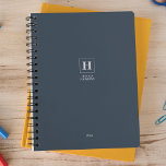Agenda Indigo azul clásico monograma personal semanal<br><div class="desc">Planner anual simple de papel personal con un monograma clásico en un borde cuadrado. Planificador anual (12 meses) con visión general mensual abierta y hojas de planificación semanales. Contacte para obtener ayuda en la personalización.</div>