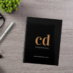 Agenda Iniciales del monograma de oro negro 2026<br><div class="desc">Fondo negro,  texto dorado y blanco. Personalice y agregue sus iniciales de monograma,  nombre y año de título</div>