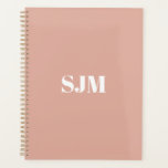 Agenda Iniciales minimalistas modernas de monograma rosa<br><div class="desc">Minimalista año personalizado rosa y blanco polvoriento moderno,  monograma,  iniciales o nombre elegante simple agenda personalizado personalizada Planner. Texto blanco personalizado sobre fondo de color sólido rosa y nítido.</div>