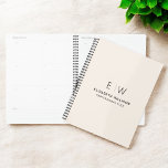 Agenda Inicio profesional de monograma neutro<br><div class="desc">Manténgase organizado con estilo con este planificador profesional de portátiles. Con un diseño limpio y minimalista y un audaz monograma en la portada, este portátil es perfecto para profesionales, estudiantes o cualquier persona que valore el papel personalizado. Sus páginas de alta calidad son ideales para anotar notas, ideas o listas...</div>