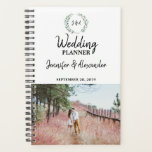 Agenda La acuarela rústica deja al Boda fotográfico monog<br><div class="desc">Crea tu propia foto monogramada de Wedding Planner. Diseño de hojas de acuarela rústicas. Añade tus propias fotos,  una al frente y otra al fondo,  texto y nombres para crear un Planificador de Bodas muy único y personal.</div>