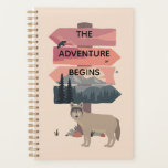 Agenda La aventura comienza el Rótulo de viajes después d<br><div class="desc">Un lobo solitario está junto a un cartel que promete aventura con el desierto más allá. Arte moderno simbólico para viajeros aventureros.</div>