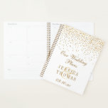 Agenda La colección de Bodas Glam Gold Confetti<br><div class="desc">Prepárese para su gran día con estilo con este elegante y muy moderno planificador de bodas. El diseño es fácil de personalizar con sus propios nombres y fecha de boda y usted puede mantener todas sus ideas de diseño, información boda importante y mucho más seguro juntos en este planificador personalizado....</div>
