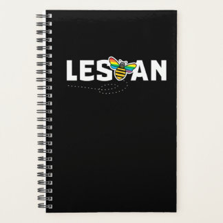 Agenda La lesbiana divertida Les Bee y el orgullo LGBT ar