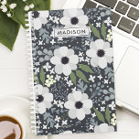 Agenda La marina florece con floral personalizada<br><div class="desc">Organice su vida con este hermoso planificador floral personalizado de flores de flores de la marina. Perfecto para mujeres que aprecian diseños elegantes y vibrantes, este planificador combina funcionalidad con un toque de naturaleza. La moda floral y el sofisticado fondo marino hacen de su planificación diaria un lugar elegante. Personalízalo...</div>
