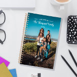 Agenda La vida de tu familia agrega nombre y foto familia<br><div class="desc">Planificador familiar personalizado con la foto de su familia y su apellido con La vida de su familia en un diseño elegante. La parte trasera tiene un aspecto de mármol dorado negro y rosa. Manténgase organizado el año que viene con este planificador familiar personalizado impreso con su foto, apellido y...</div>