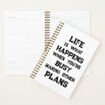 Agenda La Vida Es... Cita motivacional divertida<br><div class="desc">"La vida es lo que pasa cuando estás ocupado haciendo otros planes" graciosa cita motivacional. Un potente recordatorio de que podemos crear todo tipo de metas y ambiciones para el futuro,  pero cuando tenemos una fuerte orientación hacia el futuro podemos olvidar vivir plenamente mientras tanto.</div>