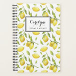 Agenda Lemones de color de agua vintage y patrón de veget<br><div class="desc">Escribe tus planes y horarios con este planificador caprichoso y botánico. Cuenta con ilustraciones acuarelas de limón y follaje. Personalice agregando su nombre o frase corta. Este planificador de limón será perfecto como un regalo personalizado. Los elementos coincidentes están disponibles.</div>