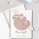 Agenda Lenta hacia abajo la ranura corta<br><div class="desc">Este adorable planificador está decorado con un rosa purpurina dorado sonriendo perezoso. Dice Slow Down y puedes cambiar esto a tus propias palabras. Personalizable fácil con tu nombre y año. Dibujo original © Michele Davies.</div>