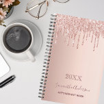Agenda libro de citas de goteo rosa dorado Rosa 2025<br><div class="desc">Un fondo dorado rosa con elegantes goteos de oro rosa y rosado, pinturas que gotean. Plantilla de un año. Personalice y agregue un nombre y un título. El nombre está escrito en oro rosa oscuro con una escritura de estilo moderno con letras a mano. Perfecto para negocios, escuela, trabajo, diario...</div>
